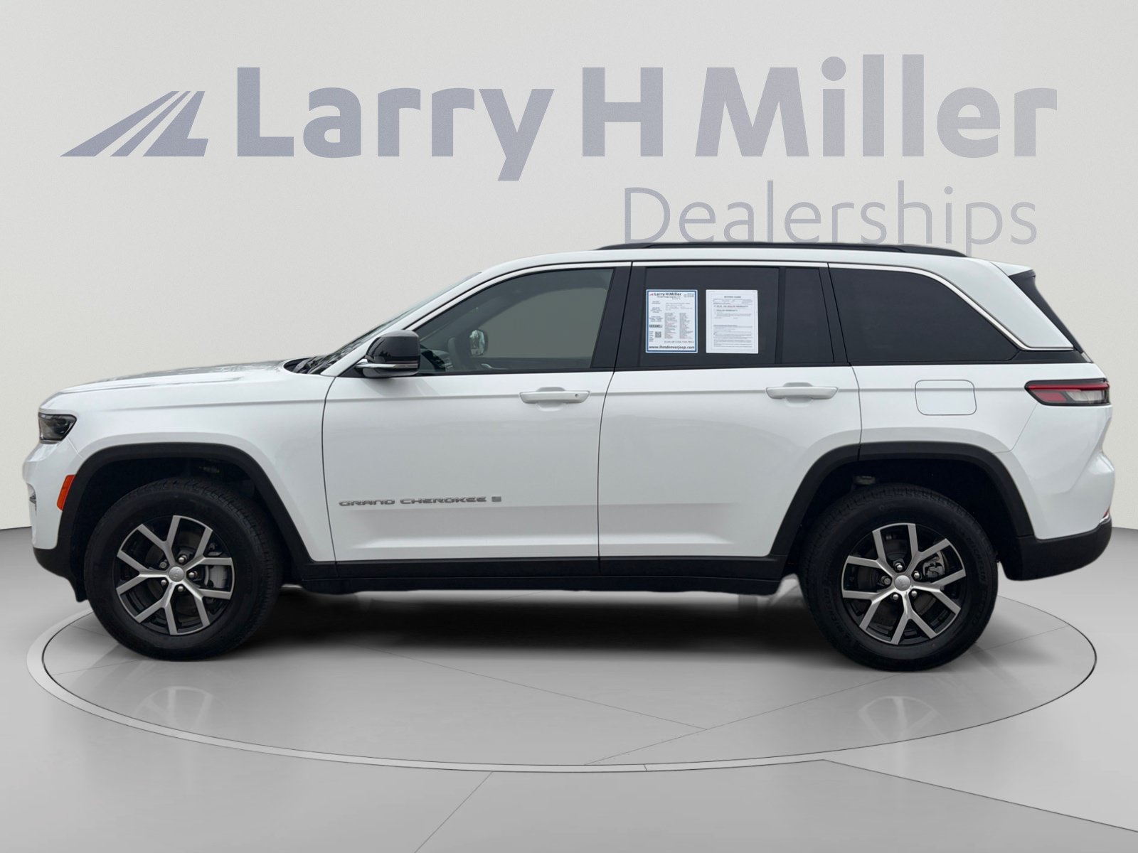 Used 2025 Jeep Grand Cherokee Limited w/ Trailer Tow Package AWD/4WD image 3