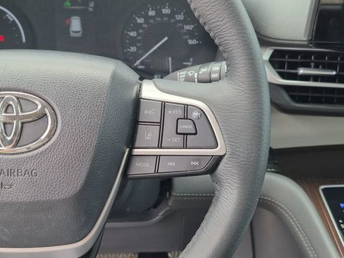 Used 2024 Toyota Sienna XLE FWD image 21