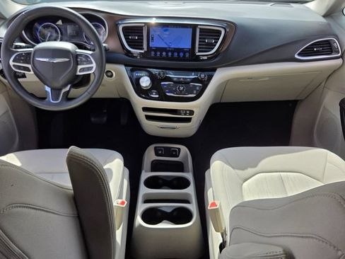 Used 2017 Chrysler Pacifica Touring FWD image 13