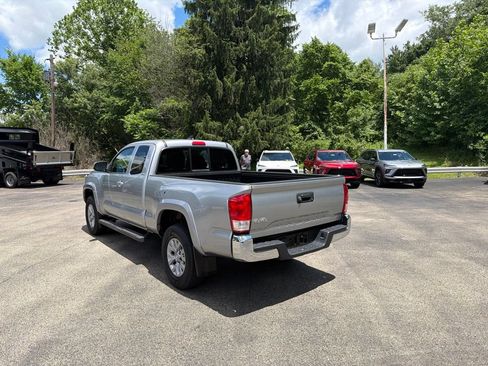 Used 2017 Toyota Tacoma SR5 w/ SR5 Appearance Package (SM) AWD/4WD image 5