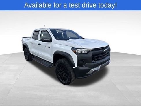 Used 2025 Chevrolet Colorado Trail Boss AWD/4WD image 3
