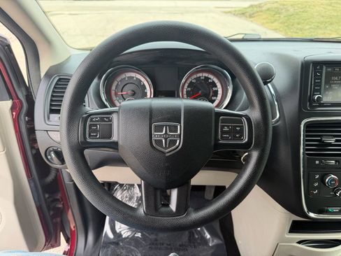 Used 2018 Dodge Grand Caravan SE w/ UConnect Hands-Free Group image 15