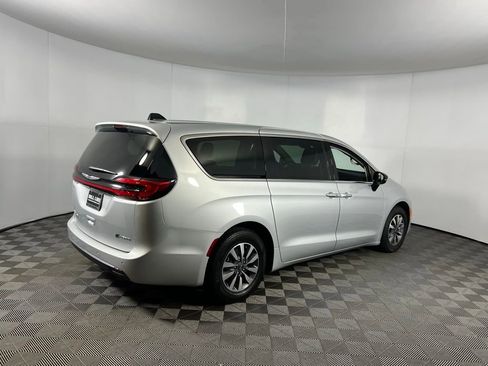 Used 2024 Chrysler Pacifica Select image 8