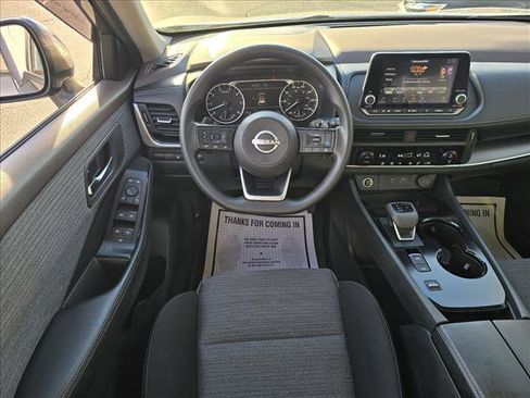 Used 2023 Nissan Rogue SV image 3