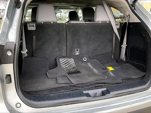 Used 2021 Toyota Highlander XLE AWD/4WD image 34