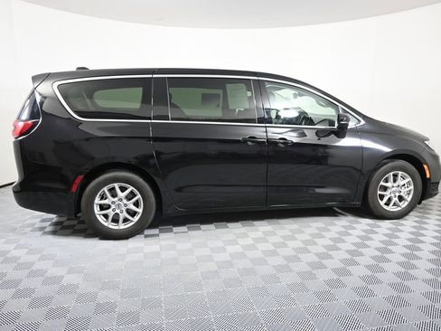 Used 2024 Chrysler Pacifica Touring-L FWD image 7