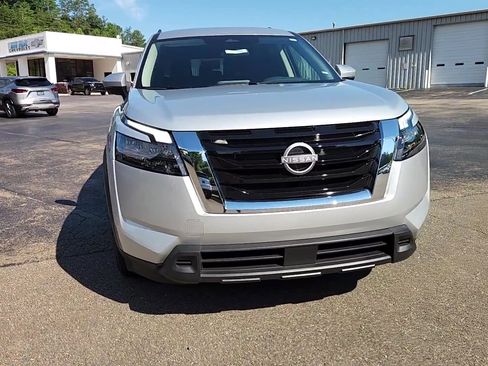 Used 2025 Nissan Pathfinder SV image 17