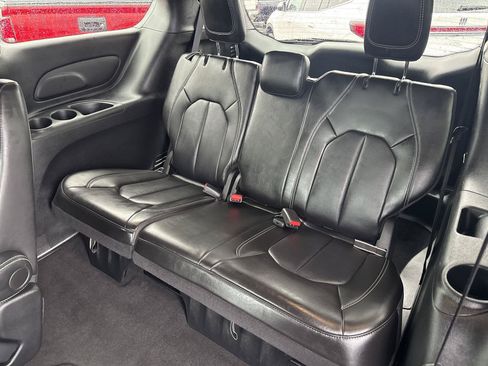 Used 2025 Chrysler Pacifica Select FWD image 10