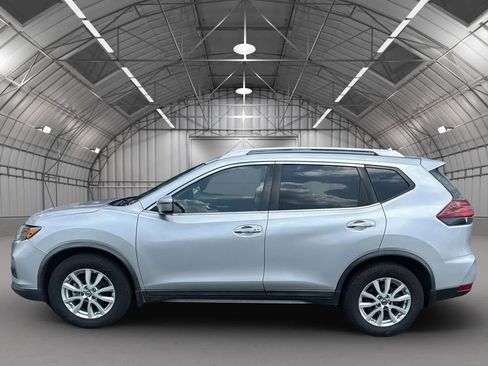 Used 2020 Nissan Rogue SV image 2