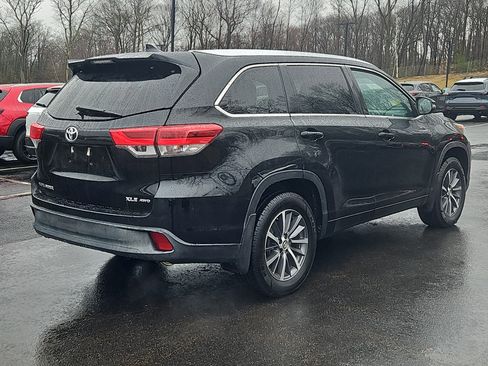 Used 2018 Toyota Highlander XLE image 2