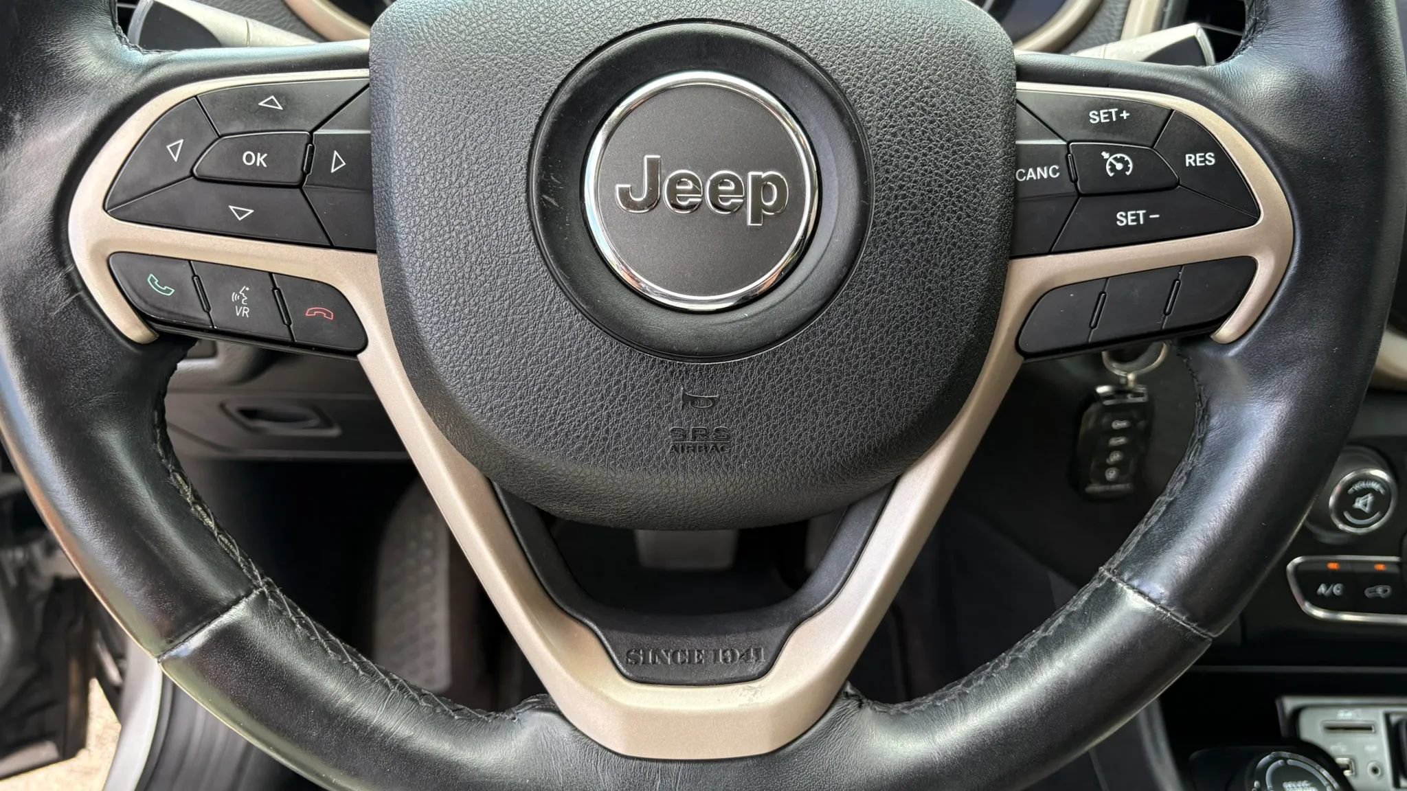 Used 2017 Jeep Cherokee Latitude AWD/4WD image 18