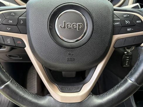 Used 2017 Jeep Cherokee Latitude AWD/4WD image 18