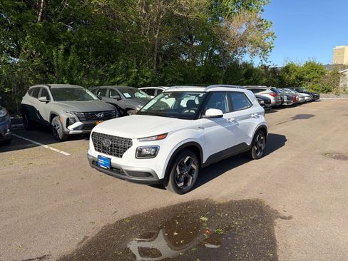 Used 2026 Hyundai Venue SEL FWD image 4