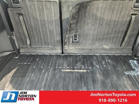 Used 2020 Toyota Highlander XLE AWD/4WD image 32