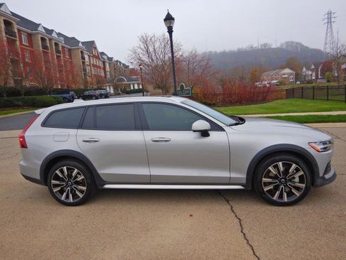 Used 2025 Volvo V60 B5 Cross Country Ultra w/ Climate Package image 10