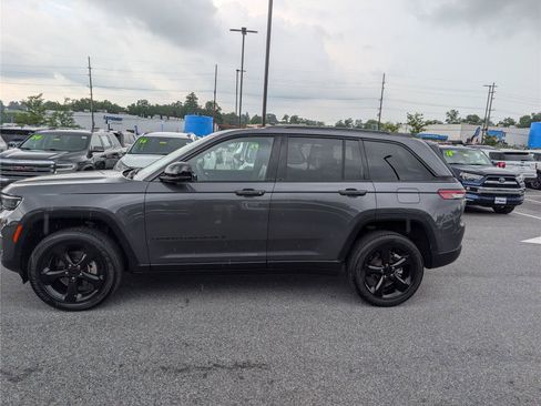 Used 2023 Jeep Grand Cherokee Altitude AWD/4WD image 2