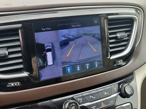 Used 2017 Chrysler Pacifica Touring-L Plus w/ Advanced Safetytec Group FWD image 25
