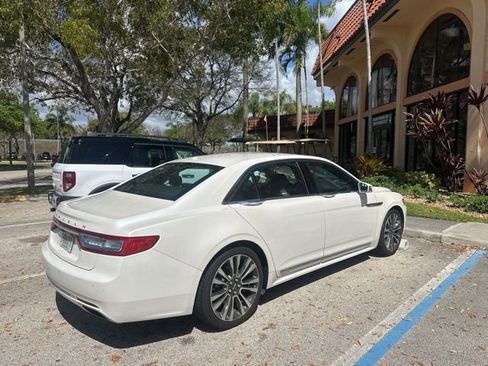Used 2017 Lincoln Continental Select image 4
