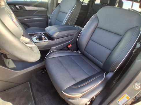 Used 2025 Buick Enclave Preferred image 11