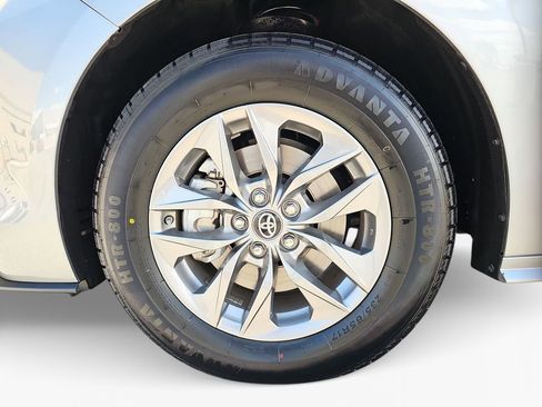 Certified 2025 Toyota Sienna LE FWD image 23