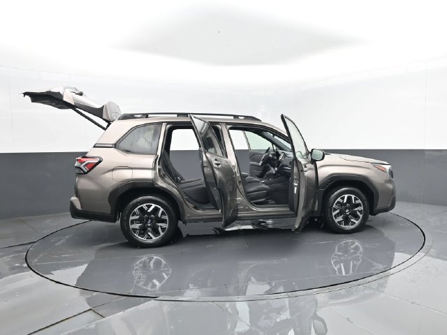 Used 2025 Subaru Forester Premium AWD/4WD image 30