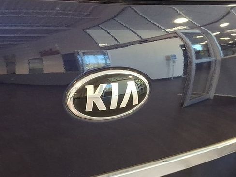 Used 2019 Kia Sedona LX FWD image 28