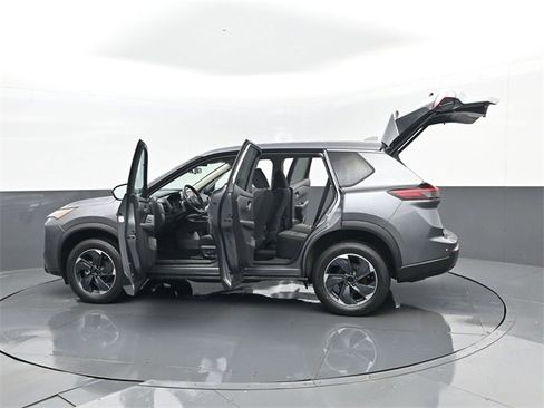 Used 2024 Nissan Rogue SV image 30
