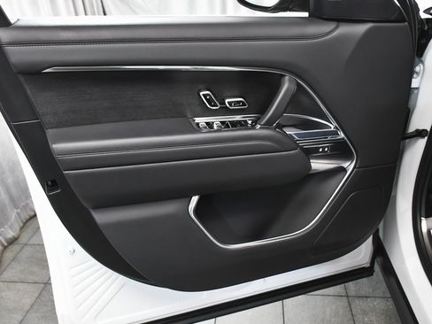 Used 2025 Land Rover Range Rover SE image 9