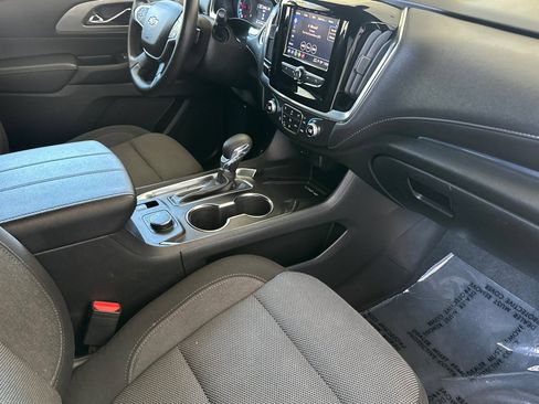 Used 2023 Chevrolet Traverse LT FWD image 17