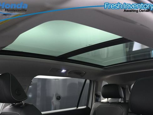 Used 2023 Volkswagen Tiguan SE w/ Panoramic Sunroof Package FWD image 16