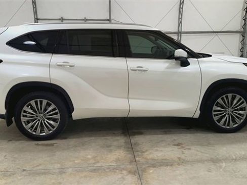 Used 2021 Toyota Highlander Platinum image 9