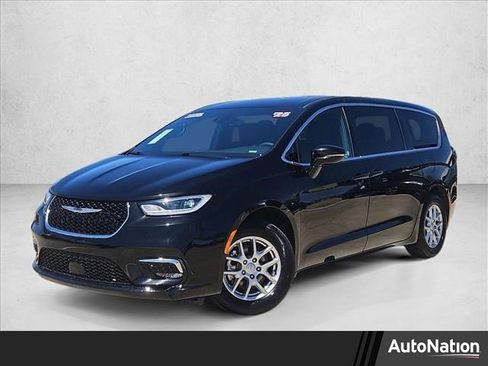 Used 2025 Chrysler Pacifica Select image 1