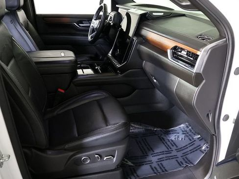 Used 2025 GMC Yukon XL Denali AWD/4WD image 38
