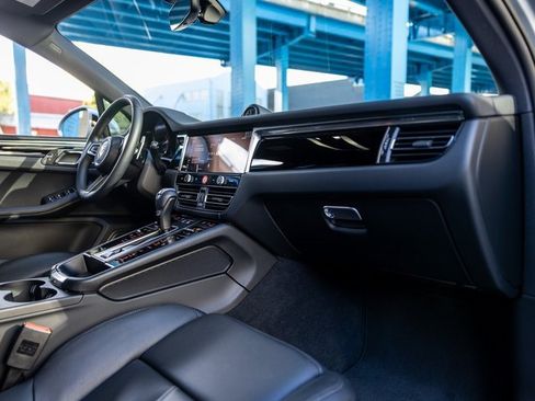 Certified 2025 Porsche Macan image 34