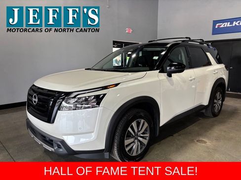 Used 2023 Nissan Pathfinder SL w/ Black Appearance Package AWD/4WD image 1