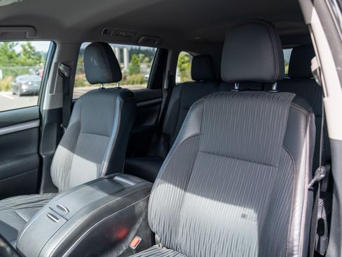 Used 2014 Toyota Highlander Plus FWD image 5