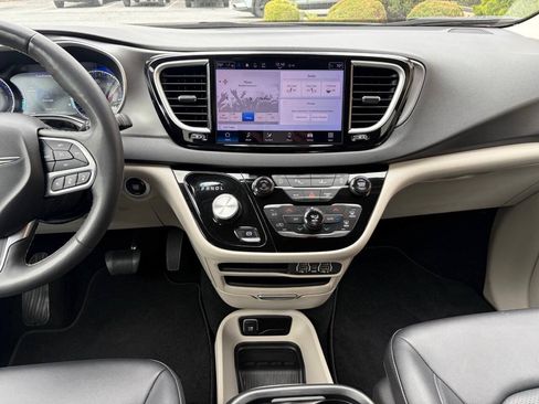 Used 2024 Chrysler Pacifica Touring-L FWD image 24