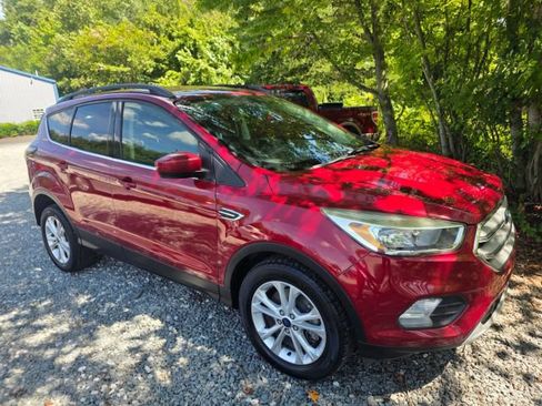 Used 2018 Ford Escape SE w/ SE Sync 3 Package AWD/4WD image 3