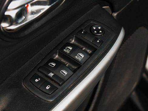 Used 2018 Jeep Cherokee Trailhawk AWD/4WD image 9