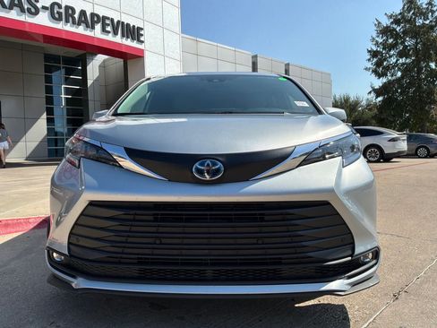 Used 2025 Toyota Sienna XLE FWD image 3