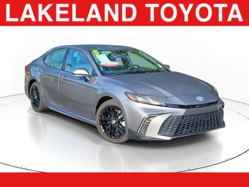 Used 2025 Toyota Camry SE image 1