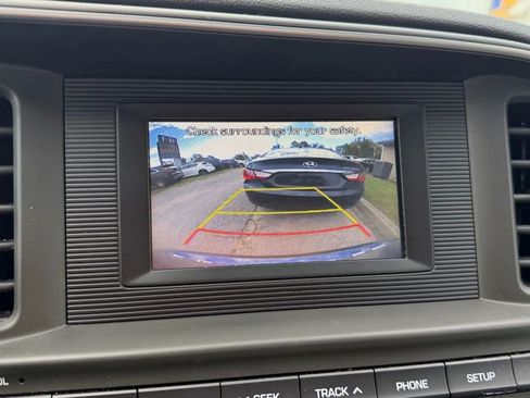 Used 2020 Hyundai Elantra SE FWD image 25