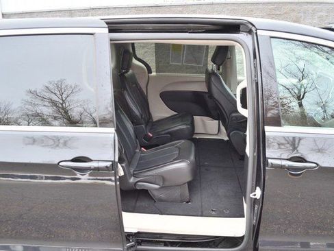Used 2023 Chrysler Pacifica Touring-L image 33
