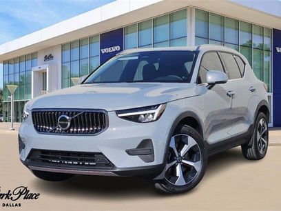 New 2025 Volvo XC40 B5 Core w/ Climate Package