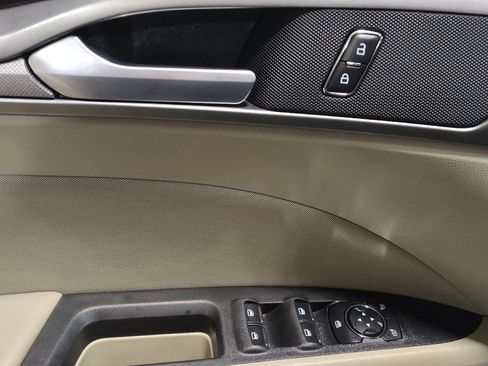 Used 2020 Ford Fusion SE image 27