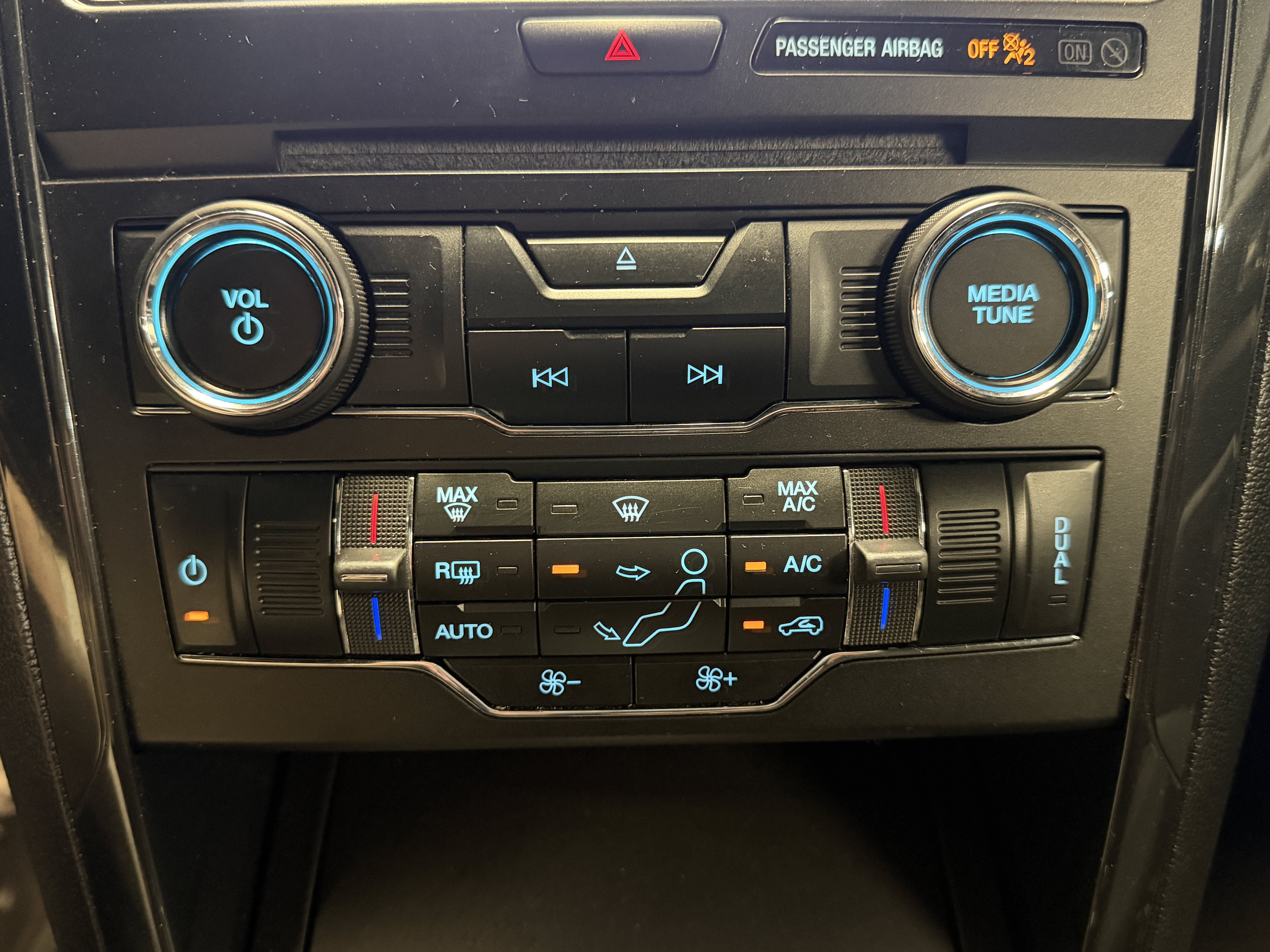 Used 2018 Ford Explorer XLT w/ Equipment Group 201A AWD/4WD image 11