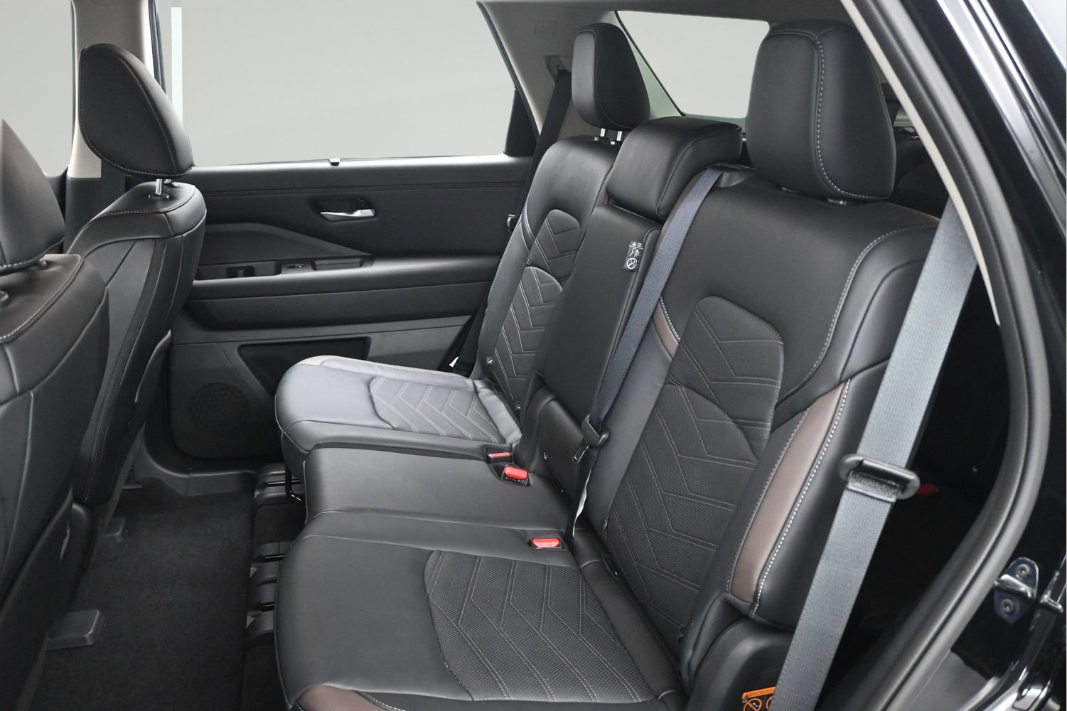 Certified 2025 Nissan Pathfinder Platinum w/ Cargo Package FWD image 11