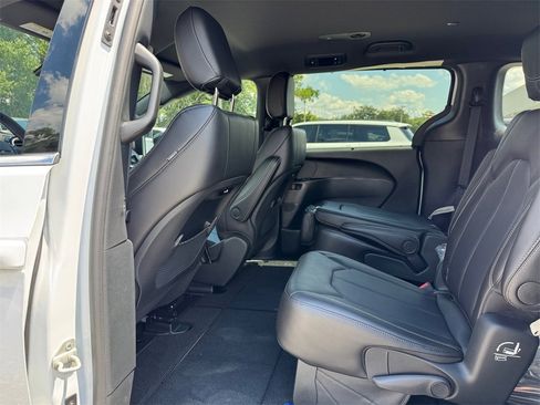 New 2026 Chrysler Pacifica Select image 17