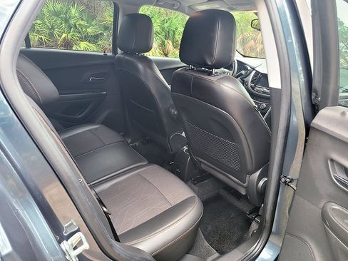 Used 2021 Chevrolet Trax LT w/ LT Convenience Package image 17