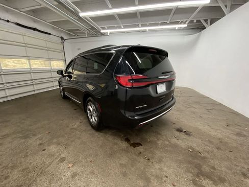 Used 2023 Chrysler Pacifica Limited image 4
